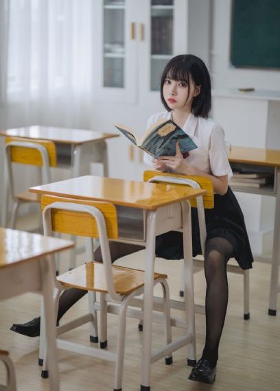 趴在厨房撅着大白屁股视频